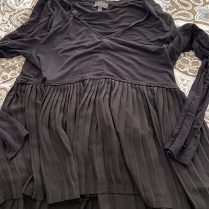 The limited black blouse size Medium pleated